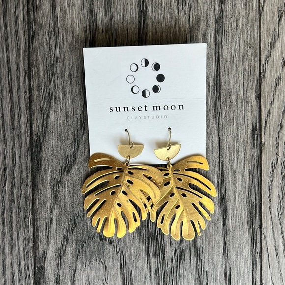 🌼HANDMADE🌼 Brass Monstera Leaf Earrings, Large - Picture 2 of 5
